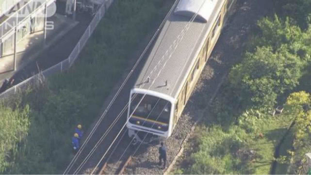 电车日本一列电车在道口脱轨，因疫情车上仅有16人且无人受伤