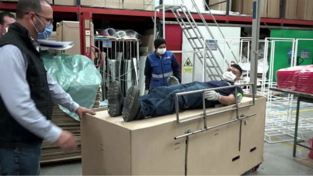 病床过于方便……哥伦比亚公司开发硬纸板病床，能直接变成棺材