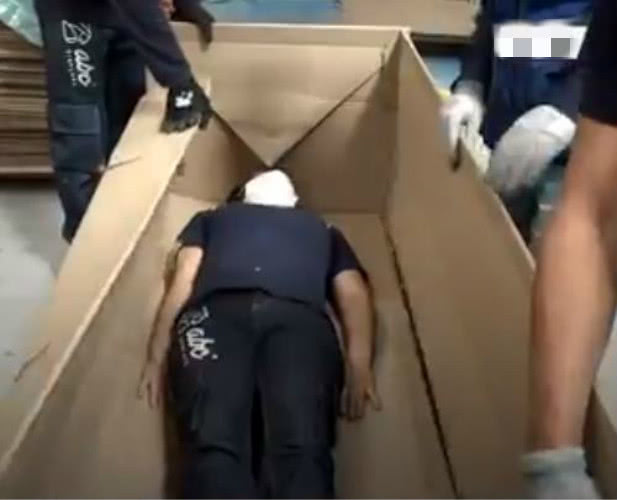 病床过于方便……哥伦比亚公司开发硬纸板病床，能直接变成棺材