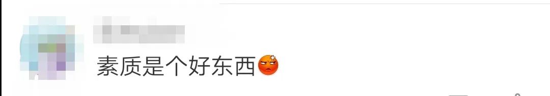 摄影为拍照强按孔雀还拔毛！网友：你的样子真丑