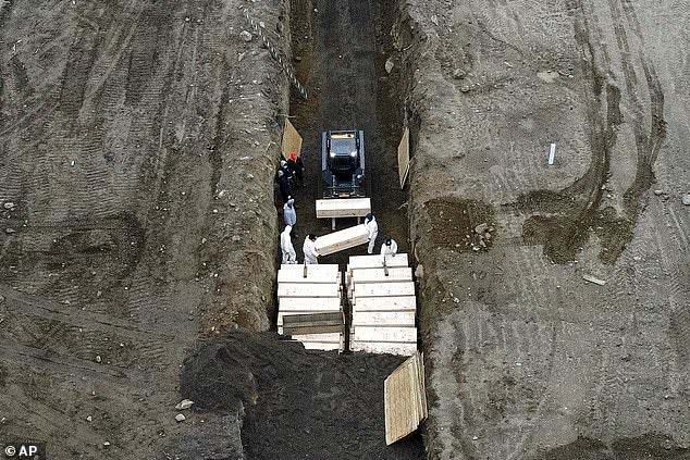 冷藏车纽约在自由女神像附近新建临时停尸场，由数十辆冷藏车组成