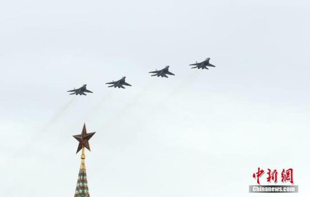 疫情孤寂气氛难掩火热情感：疫情下俄罗斯胜利日的别样庆祝