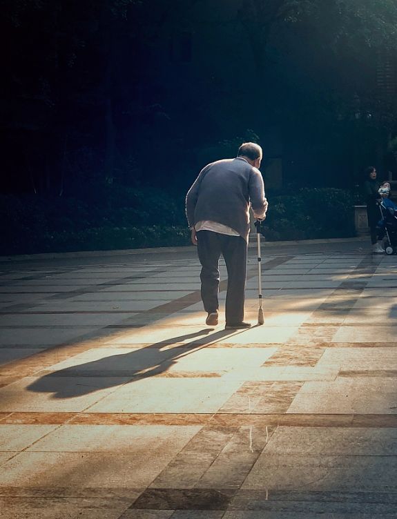 把碗留给母亲洗！