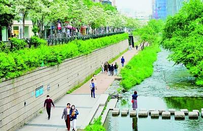 国际社会人们在韩国首尔的清溪川散步