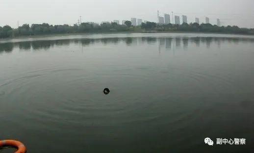 社会女子跳河轻生 民警一路追逐飞身一跃