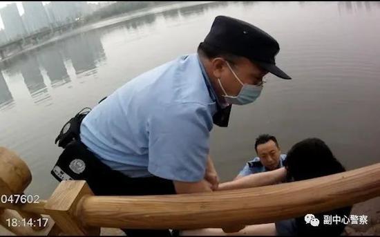 社会女子跳河轻生 民警一路追逐飞身一跃