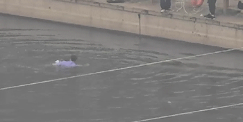 社会女子跳河轻生 民警一路追逐飞身一跃