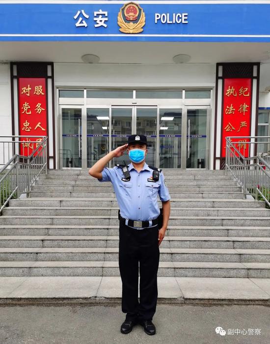 社会女子跳河轻生 民警一路追逐飞身一跃