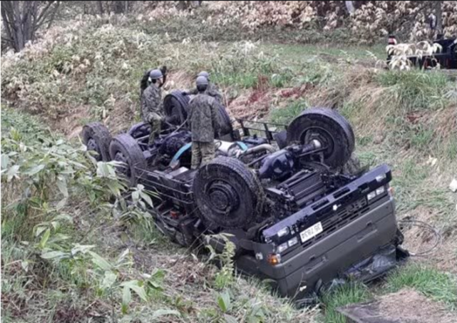 自卫队日本自卫队卡车开赴训练场途中翻进沟里，导致多人受伤