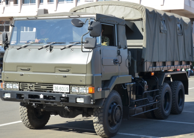 自卫队日本自卫队卡车开赴训练场途中翻进沟里，导致多人受伤