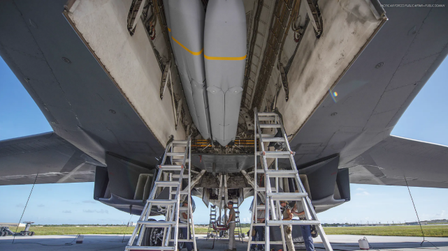 关岛美媒：美军放出关岛B-1B弹仓照，意在显示美国没夹着尾巴逃跑