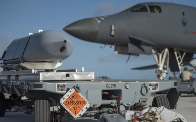 关岛美媒：美军放出关岛B-1B弹仓照，意在显示美国没夹着尾巴逃跑