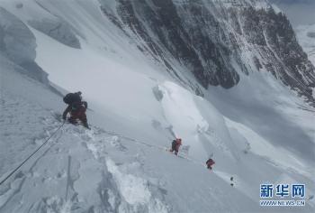 户外运动受天气影响 至珠峰峰顶攀登路线未修通「组图」