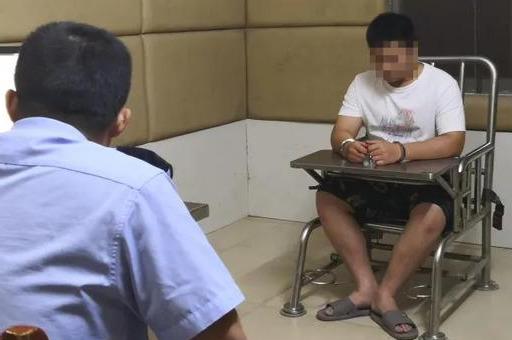 公厕可怕！女子在公厕方便，相邻隔间突然伸过来一只手！