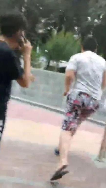 公厕可怕！女子在公厕方便，相邻隔间突然伸过来一只手！