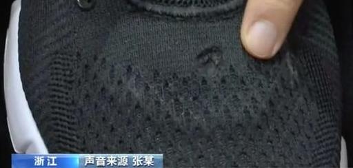 公厕可怕！女子在公厕方便，相邻隔间突然伸过来一只手！