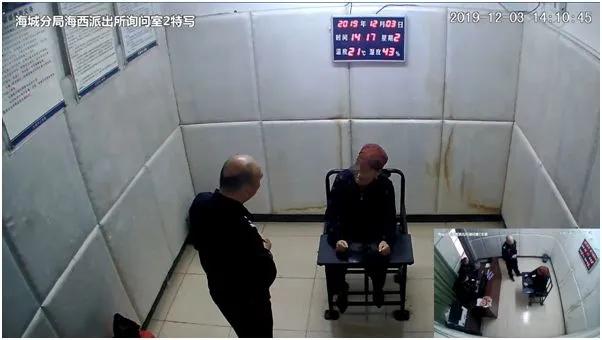 公厕可怕！女子在公厕方便，相邻隔间突然伸过来一只手！