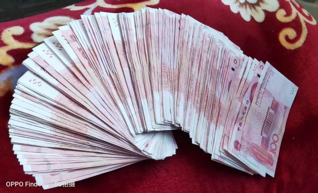 社会让她“火”！女子捡30000多元存进自己卡里