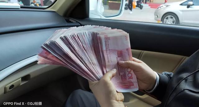 社会让她“火”！女子捡30000多元存进自己卡里