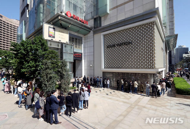 疫情香奈儿14日全球涨价 韩民众不顾疫情排队疯抢