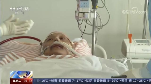 社会“黑脸”医生回家后陪女儿上网课 他说一家人在一起就很开心