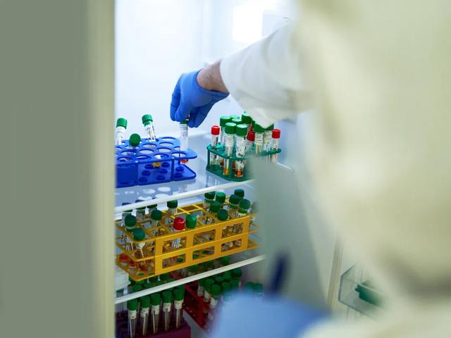 财经李佳琦们，“转正”