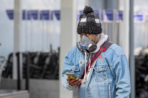 口罩美媒:新冠疫情期间美国人坐飞机防护措施严密 雨衣口罩护目镜洗手液齐备