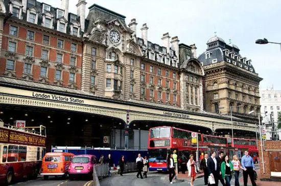 国际遭“病毒携带者”吐口水，英火车站售票员感染新冠去世