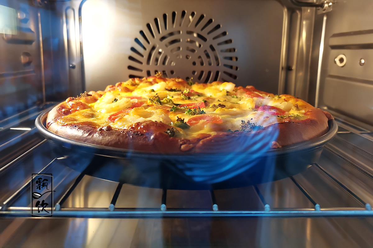 披萨的做法烤箱想吃披萨，足不出户在家做，暄软多味吃过瘾，按步操作，一次成功