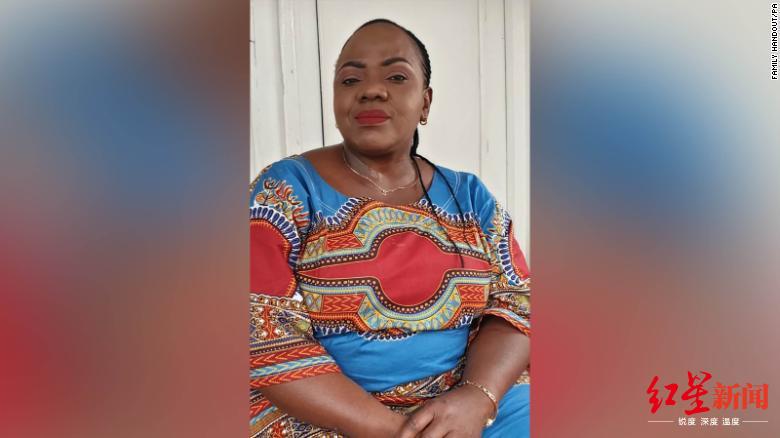 疫情售票员、警察……频频遭人吐口水，疫情下英国一线工作者面临高风险