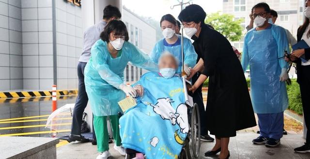 肺炎韩国104岁新冠肺炎患者治愈出院