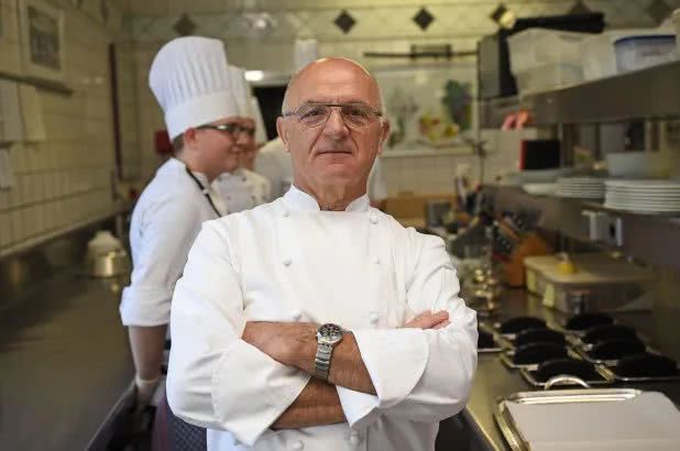 米其林“不欢迎中国人”主厨所在餐厅，米其林除名！