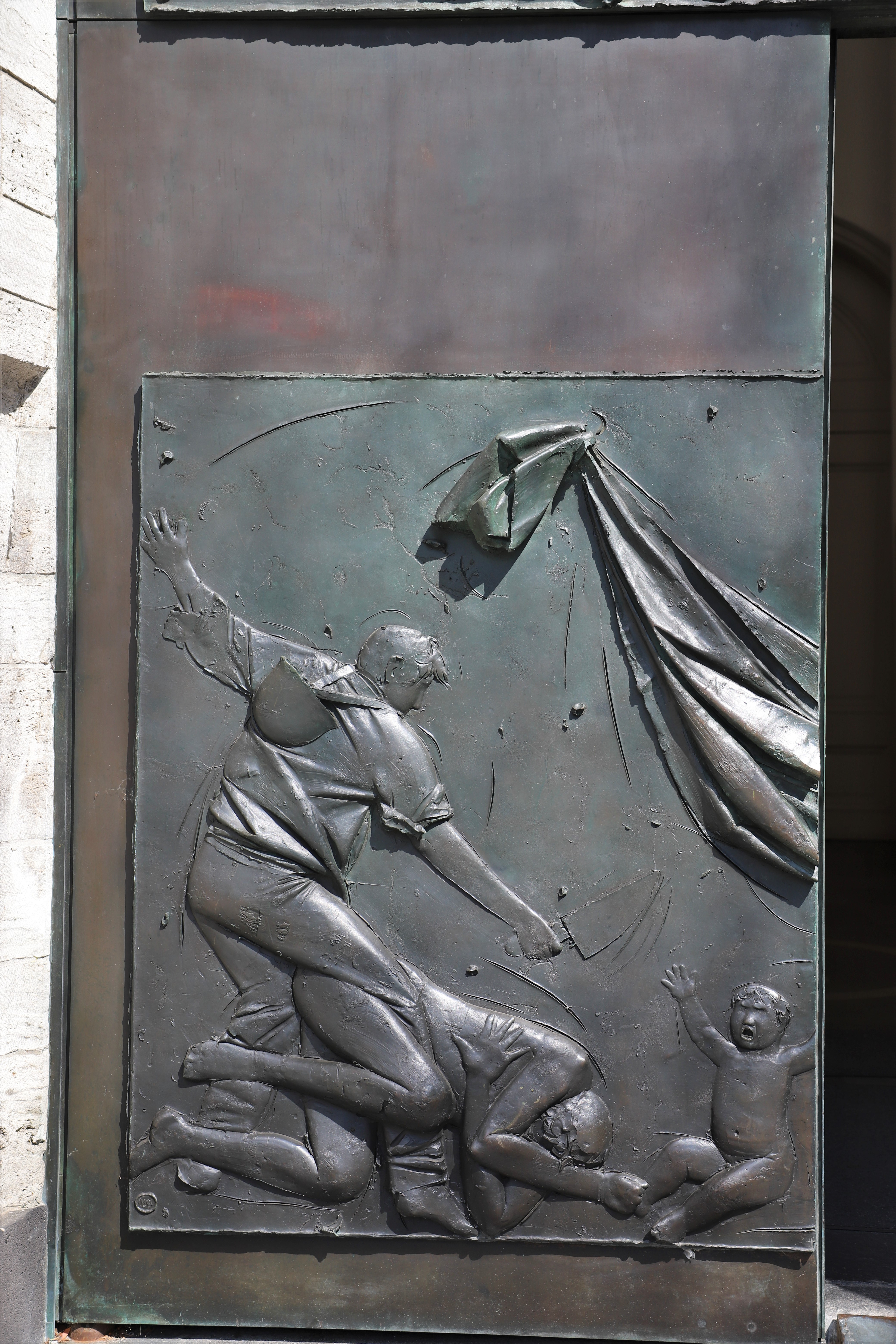 此门由意大利雕塑家曼祖(giacomo manzù,1908-1991)设计,1968年制作