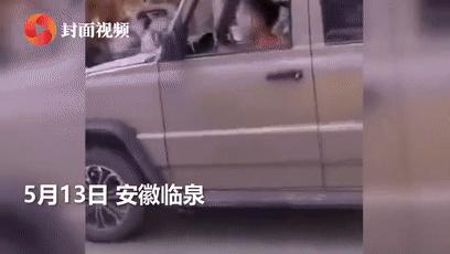 玩具车9岁男孩开车上路，母亲坐在副驾驶：“他有开玩具车的经验”