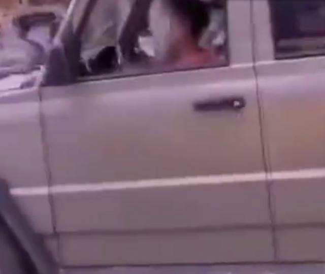 玩具车9岁男孩开车上路，母亲坐在副驾驶：“他有开玩具车的经验”