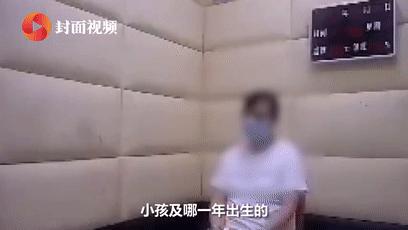玩具车9岁男孩开车上路，母亲坐在副驾驶：“他有开玩具车的经验”