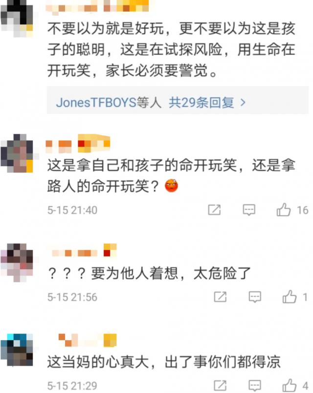 玩具车9岁男孩开车上路，母亲坐在副驾驶：“他有开玩具车的经验”