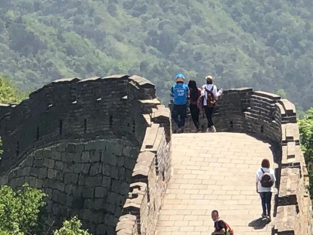 长城女游客长城上叫闪送，还真有人接单！接下来这幕暖化了