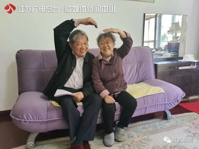 社会真神仙眷侣！79岁教授30多年陪患病妻子走遍千山万水：我永远爱你