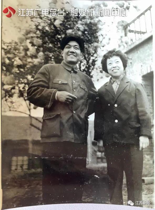 社会真神仙眷侣！79岁教授30多年陪患病妻子走遍千山万水：我永远爱你