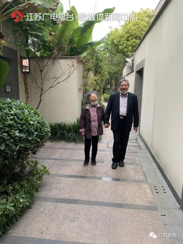 社会真神仙眷侣！79岁教授30多年陪患病妻子走遍千山万水：我永远爱你