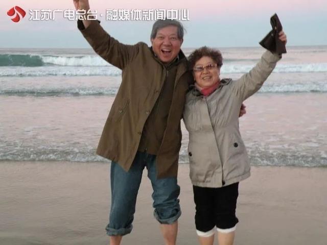 社会真神仙眷侣！79岁教授30多年陪患病妻子走遍千山万水：我永远爱你