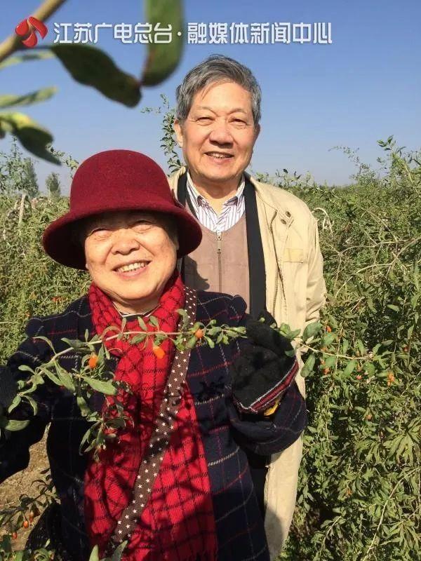 社会真神仙眷侣！79岁教授30多年陪患病妻子走遍千山万水：我永远爱你