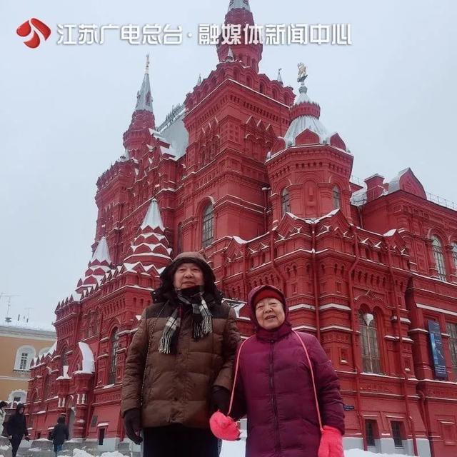 社会真神仙眷侣！79岁教授30多年陪患病妻子走遍千山万水：我永远爱你