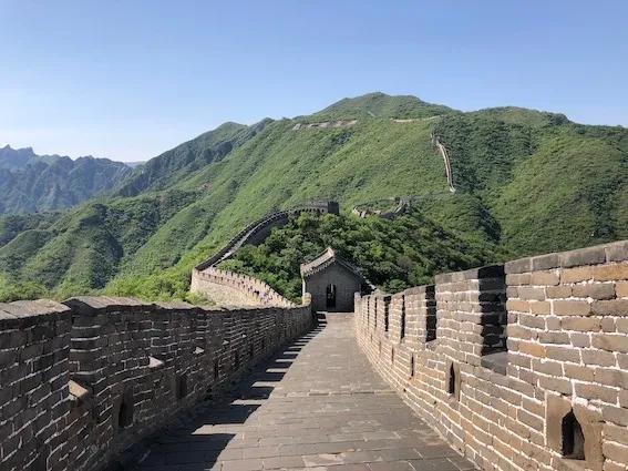 长城游客长城上叫闪送，接下来的一幕暖化了