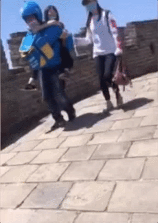 长城游客长城上叫闪送，接下来的一幕暖化了
