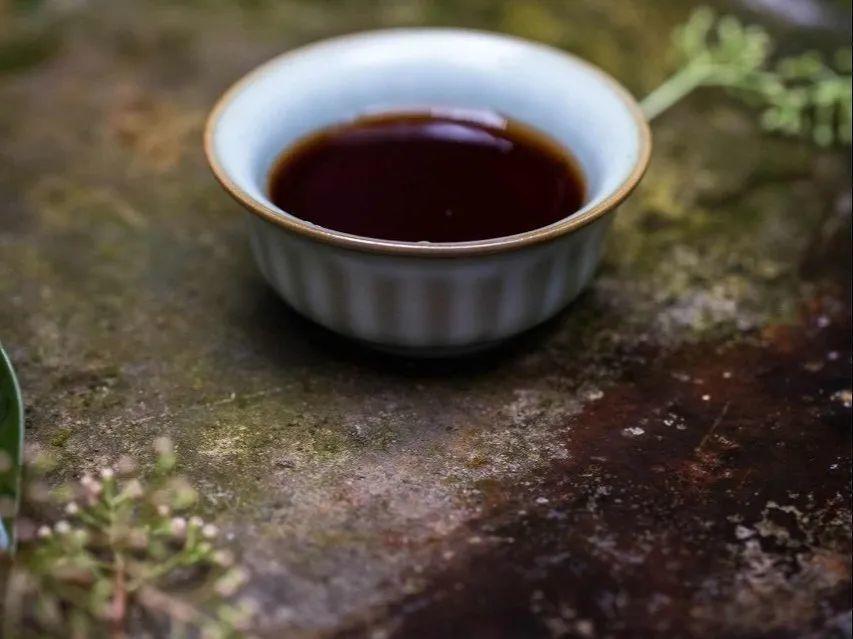 养花养花人的理想生活：有个小院子，养花喝茶，过两个人的小日子