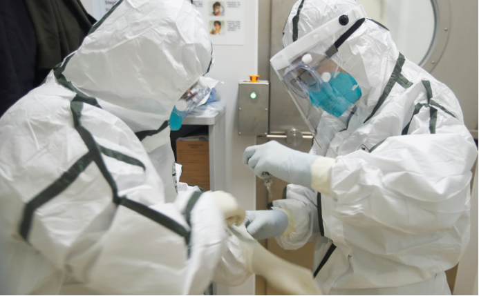 他们,奋战在生物安全三级实验室,穿着同样厚重密封的防护装备,执行