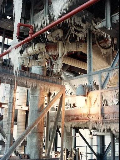 挑战者号发射前发射架恐怖的冰锥 ©NASA