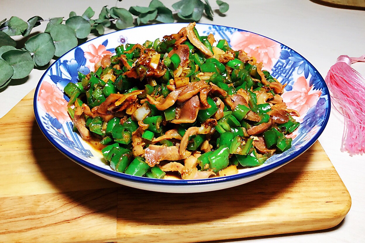 辣的朋友来说,又到了逛菜场就控制不住的时候了,螺丝辣椒,线椒,杭椒